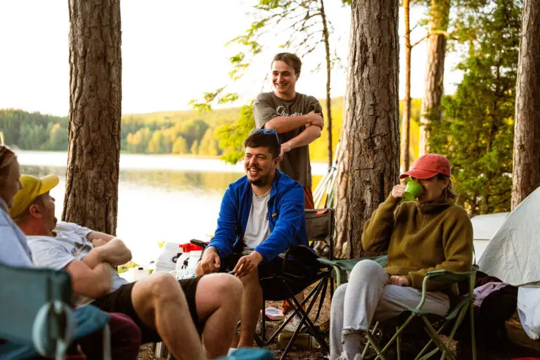 familie aan kampvuur