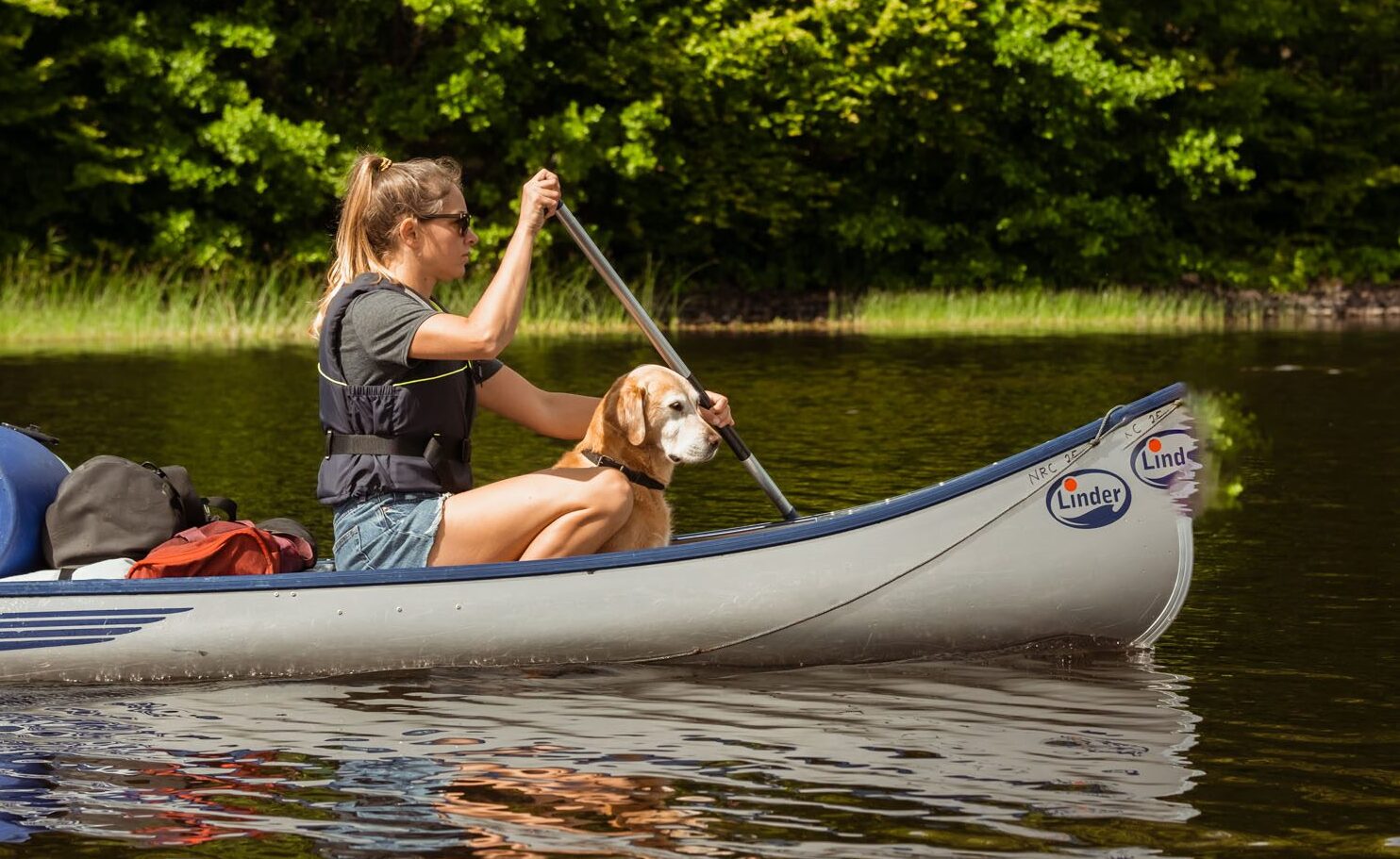 vrouw met hond in kano