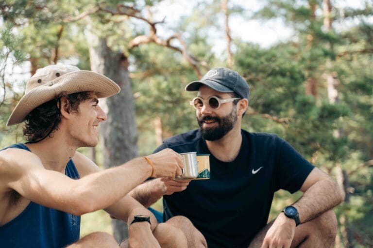 2 jongens drinken koffie