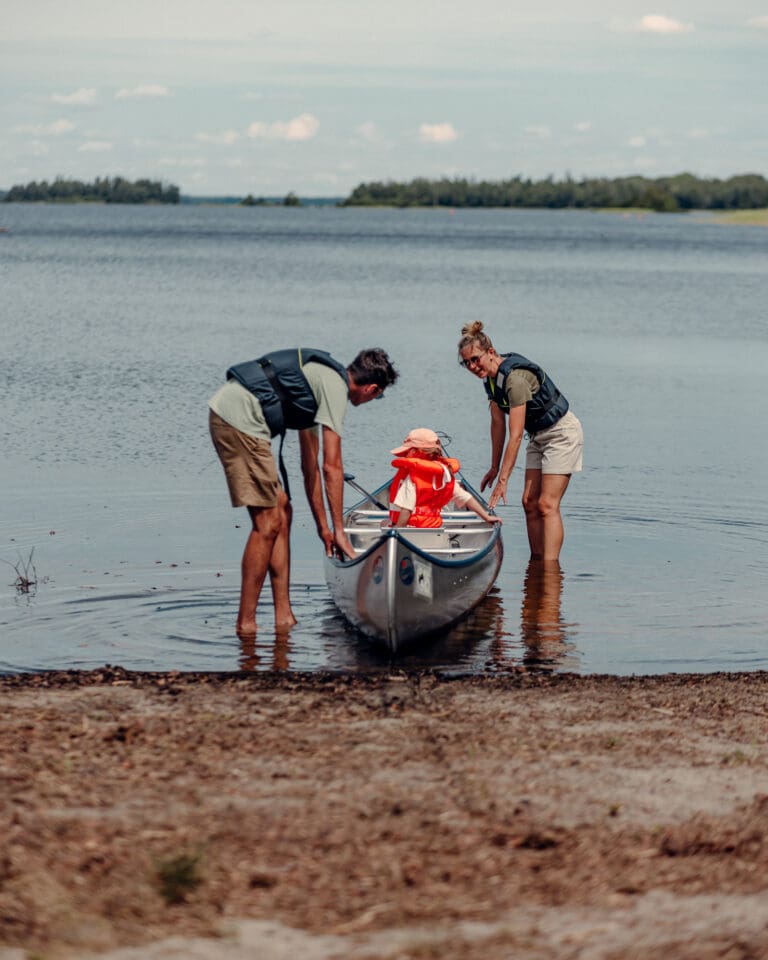 Une équipe de Canoë Trip qui voyage en Suède