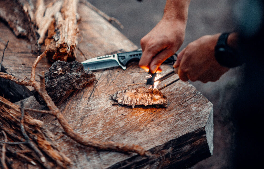 Une photo d'un aventurier qui essaye de faire du feu