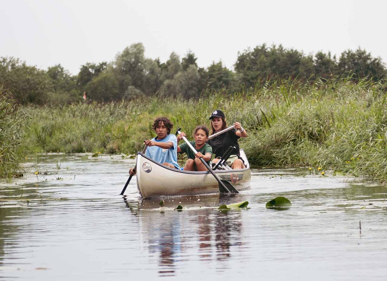 familie op kanovakantie in Friesland